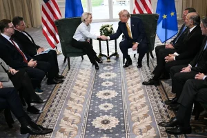 President Trump shakes hands with European Commission President
